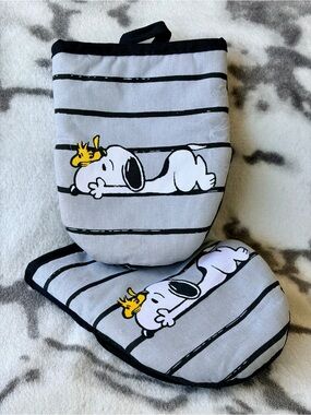 Peanuts Lazy Days 2 Pack/Set of 7” Mini Oven Mitts/NWOT/Never Used